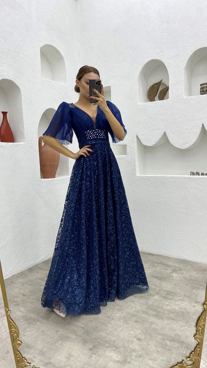 Vestido de noche de tul azul marino con mangas abullonadas y bordados