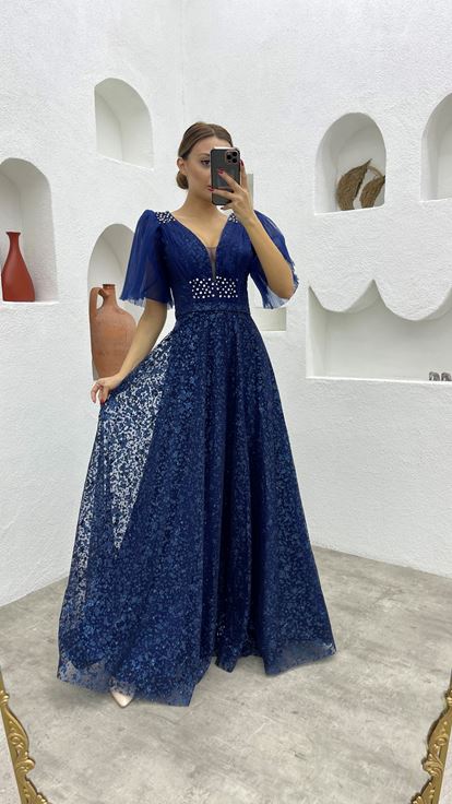 Vestido de noche de tul azul marino con mangas abullonadas y bordados