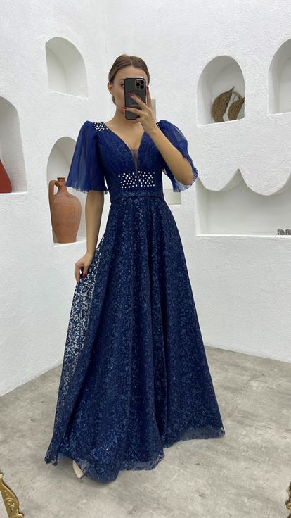 Vestido de noche de tul azul marino con mangas abullonadas y bordados