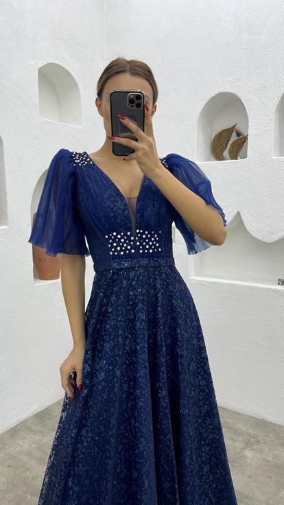 Vestido de noche de tul azul marino con mangas abullonadas y bordados