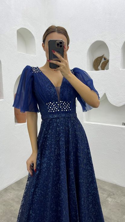 Vestido de noche de tul azul marino con mangas abullonadas y bordados