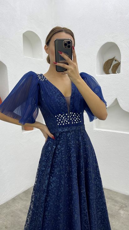 Vestido de noche de tul azul marino con mangas abullonadas y bordados