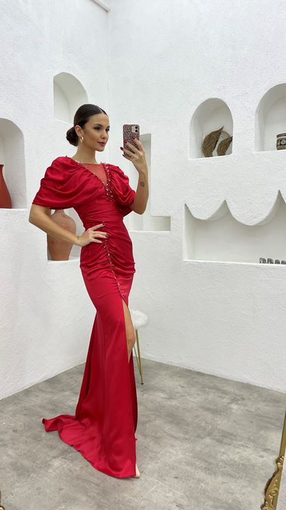 Rotes Abendkleid aus gerafftem Satin mit bestickten Ballonärmeln