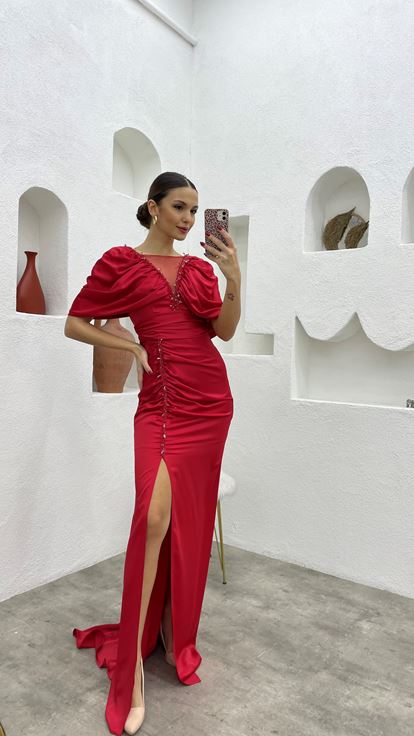 Rotes Abendkleid aus gerafftem Satin mit bestickten Ballonärmeln