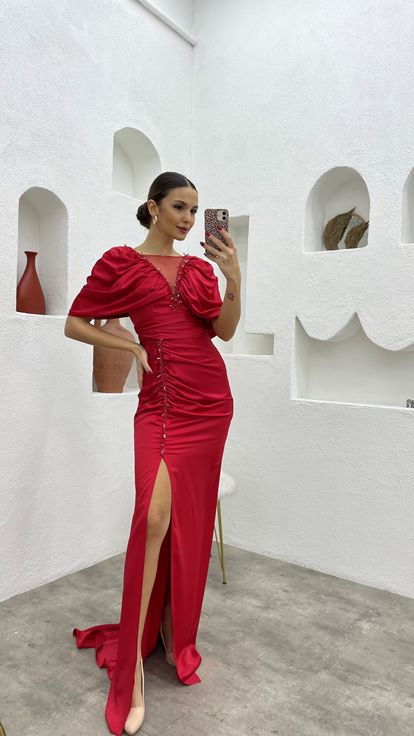 Rotes Abendkleid aus gerafftem Satin mit bestickten Ballonärmeln