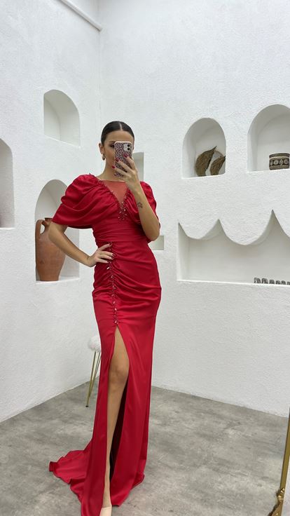 Rotes Abendkleid aus gerafftem Satin mit bestickten Ballonärmeln