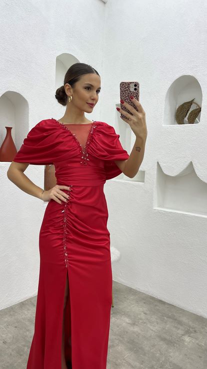 Rotes Abendkleid aus gerafftem Satin mit bestickten Ballonärmeln