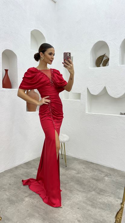 Rotes Abendkleid aus gerafftem Satin mit bestickten Ballonärmeln