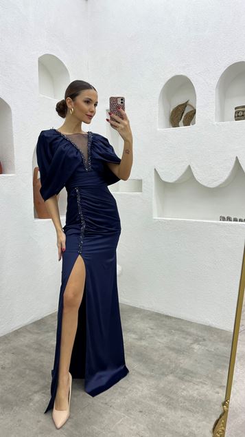 Marineblaues Abendkleid aus gerafftem Satin mit bestickten Ballonärmeln