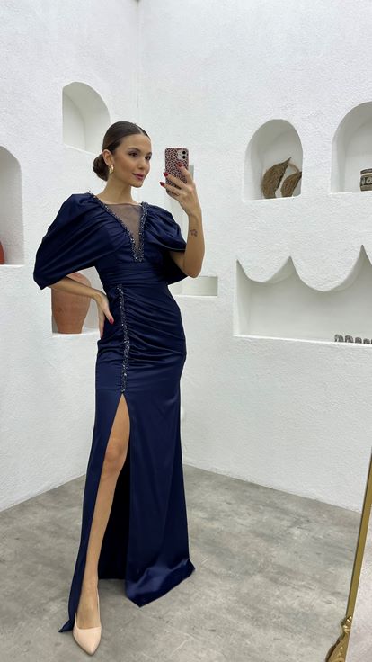 Marineblaues Abendkleid aus gerafftem Satin mit bestickten Ballonärmeln