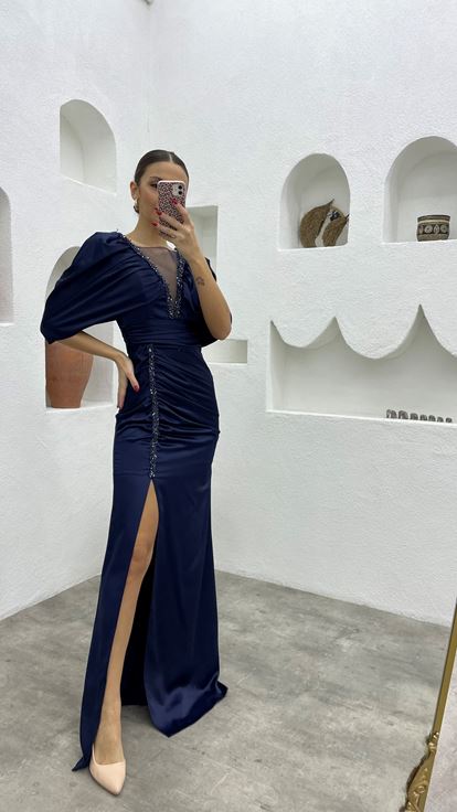 Marineblaues Abendkleid aus gerafftem Satin mit bestickten Ballonärmeln