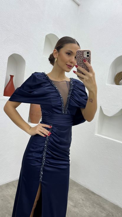 Marineblaues Abendkleid aus gerafftem Satin mit bestickten Ballonärmeln