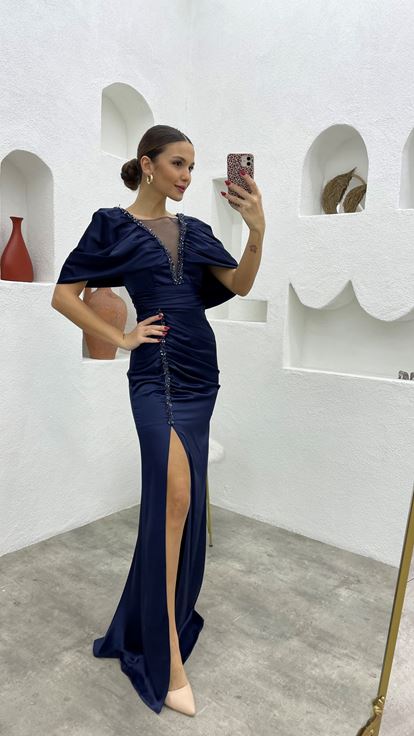 Marineblaues Abendkleid aus gerafftem Satin mit bestickten Ballonärmeln