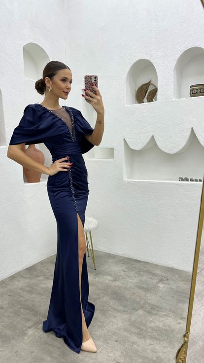 Marineblaues Abendkleid aus gerafftem Satin mit bestickten Ballonärmeln