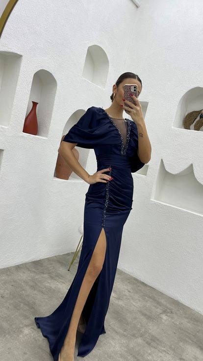 Marineblaues Abendkleid aus gerafftem Satin mit bestickten Ballonärmeln