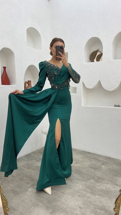 Vestido de noche de satén drapeado de manga larga bordado esmeralda