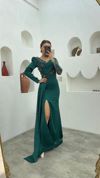 Vestido de noche de satén drapeado de manga larga bordado esmeralda