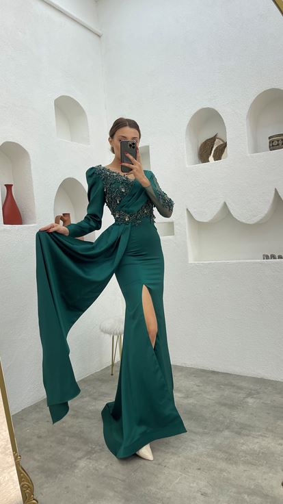 Vestido de noche de satén drapeado de manga larga bordado esmeralda