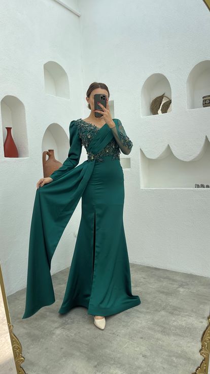Vestido de noche de satén drapeado de manga larga bordado esmeralda