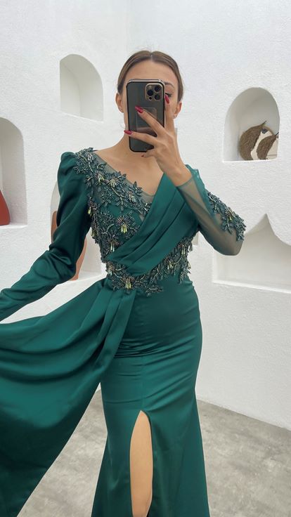 Vestido de noche de satén drapeado de manga larga bordado esmeralda