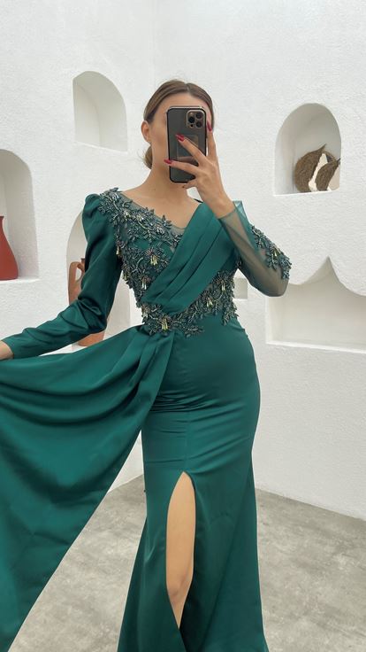 Vestido de noche de satén drapeado de manga larga bordado esmeralda