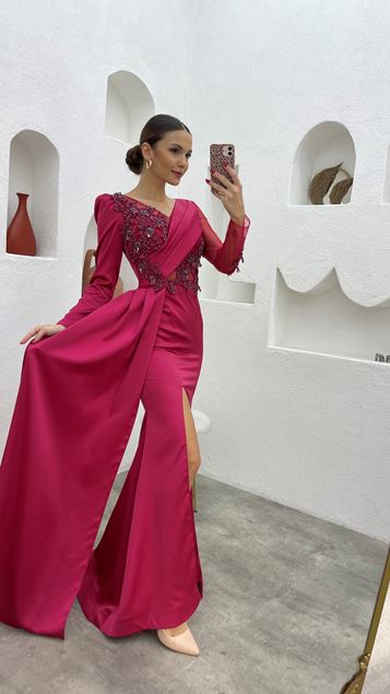 Pflaumenfarbenes, besticktes, drapiertes, langärmliges Satin-Abendkleid