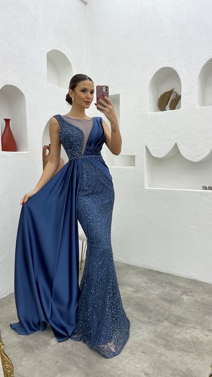 Indigo besticktes, drapiertes Satin-Abendkleid