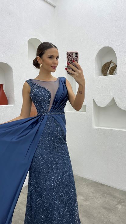 Indigo besticktes, drapiertes Satin-Abendkleid