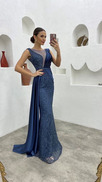 Indigo besticktes, drapiertes Satin-Abendkleid