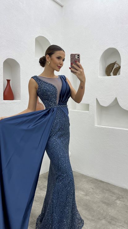 Indigo besticktes, drapiertes Satin-Abendkleid