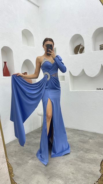 Abito da sera in raso ricamato a maniche singole indaco