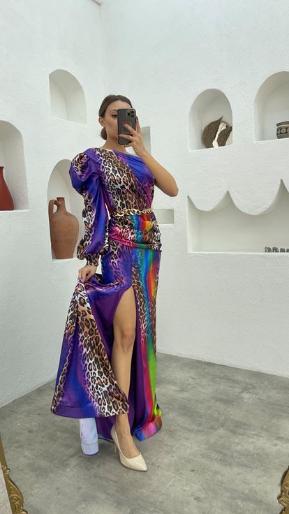 Robe de soirée en satin coloré imprimé léopard violet