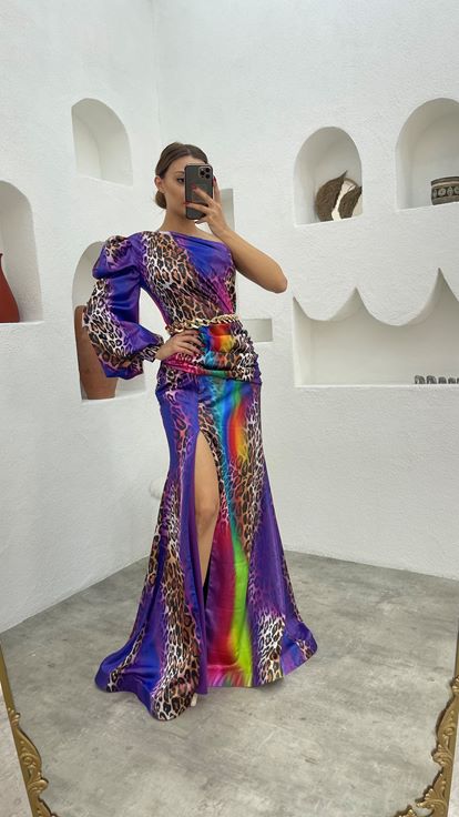 Robe de soirée en satin coloré imprimé léopard violet