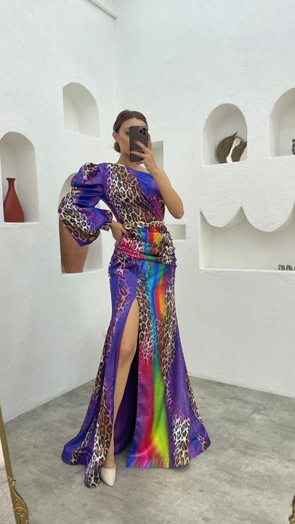 Robe de soirée en satin coloré imprimé léopard violet