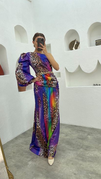 Robe de soirée en satin coloré imprimé léopard violet