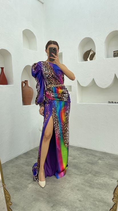 Robe de soirée en satin coloré imprimé léopard violet