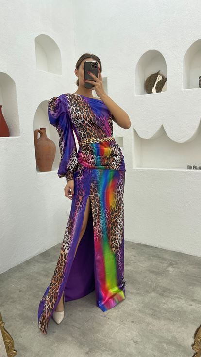 Robe de soirée en satin coloré imprimé léopard violet