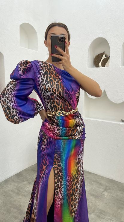 Robe de soirée en satin coloré imprimé léopard violet