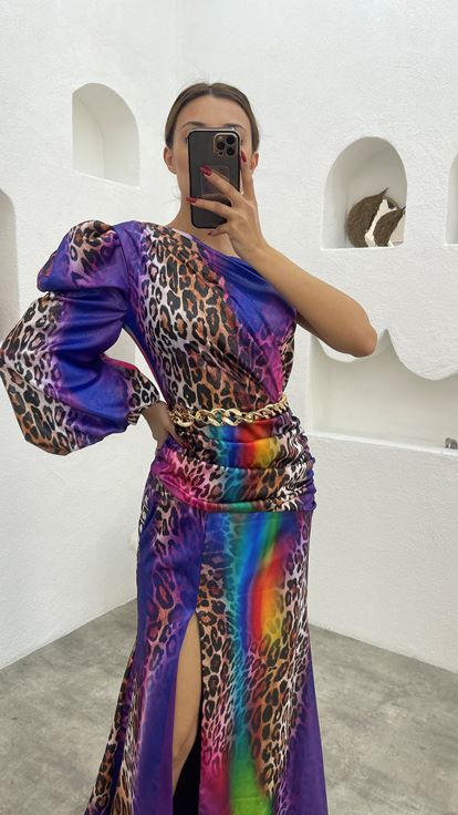 Robe de soirée en satin coloré imprimé léopard violet