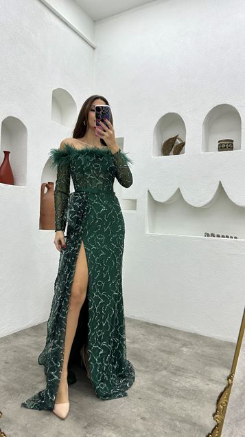 Vestido de noche con volantes con detalle de plumas esmeralda