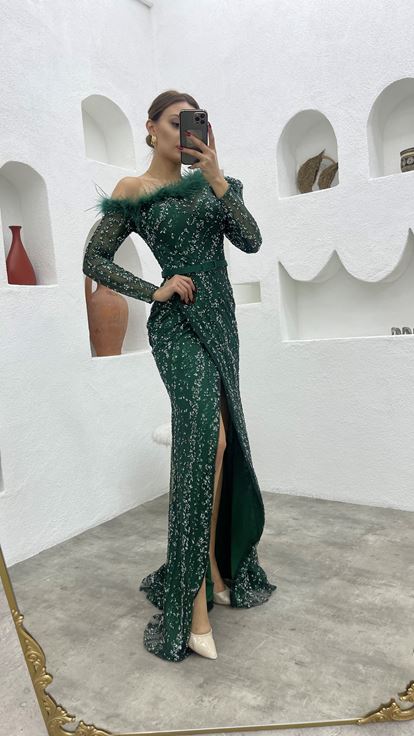 Vestido de noche de plumas bordadas esmeralda