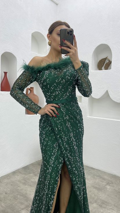 Vestido de noche de plumas bordadas esmeralda