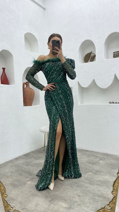 Vestido de noche de plumas bordadas esmeralda