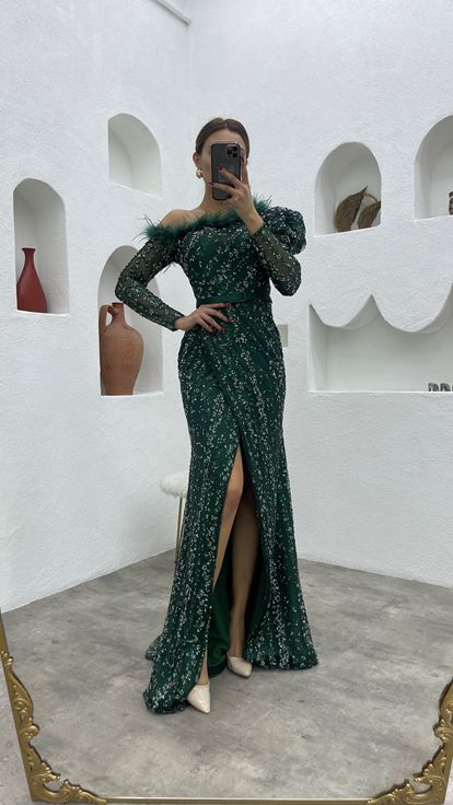 Vestido de noche de plumas bordadas esmeralda