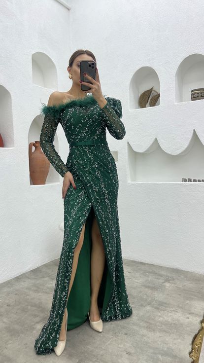 Vestido de noche de plumas bordadas esmeralda