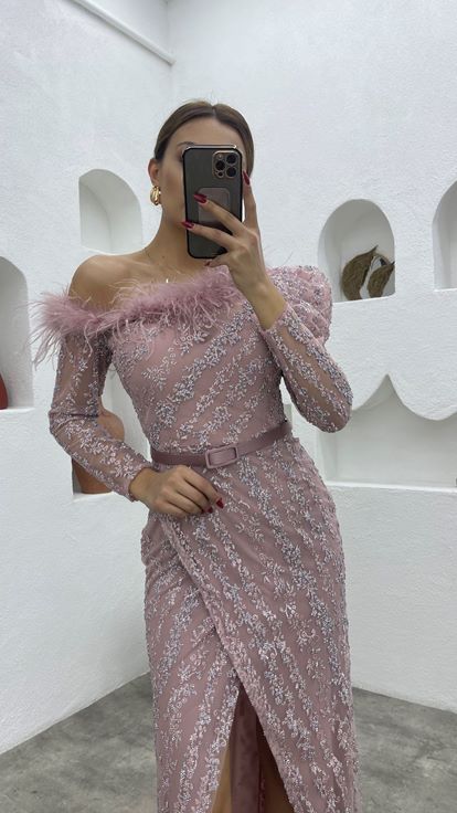 Vestido de noche de plumas bordado en polvo