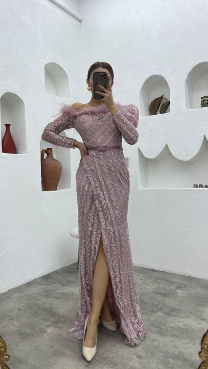 Vestido de noche de plumas bordado en polvo