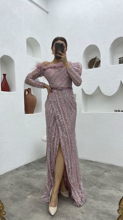 Vestido de noche de plumas bordado en polvo