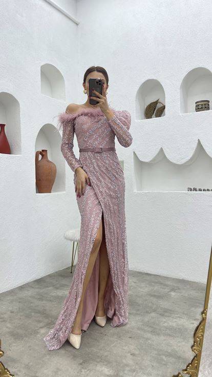 Vestido de noche de plumas bordado en polvo