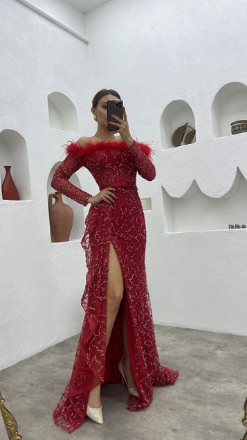 Vestido de noche con volantes con detalle de plumas rojas con purpurina